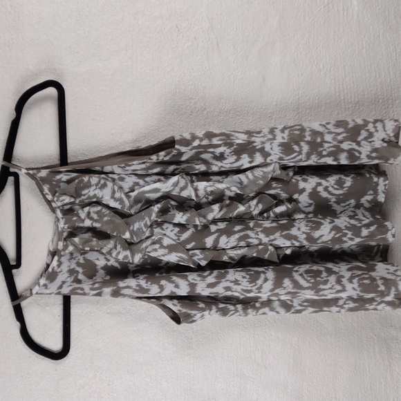 Ann Taylor Taupe Ruffle Geometric Pattern Sleeveless Keyhole Tie Back Summer Top - Picture 12 of 12